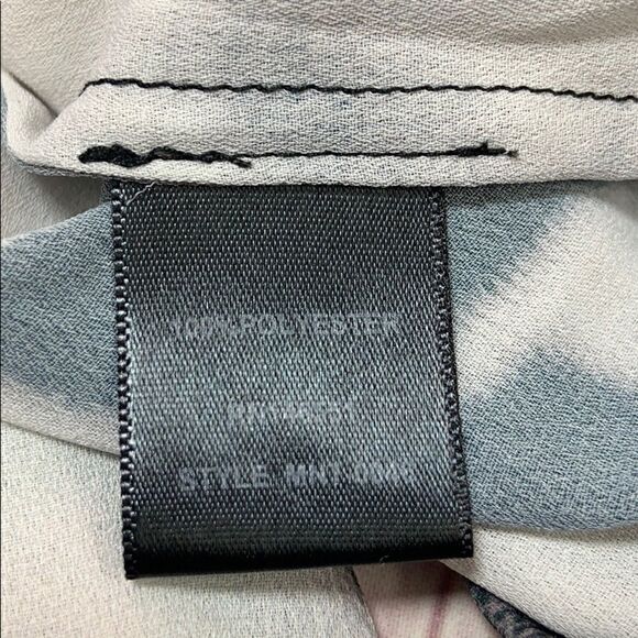 New! Noir maternity 3/4 sleeve floral V-neck tunic blouse - Picture 9 of 15